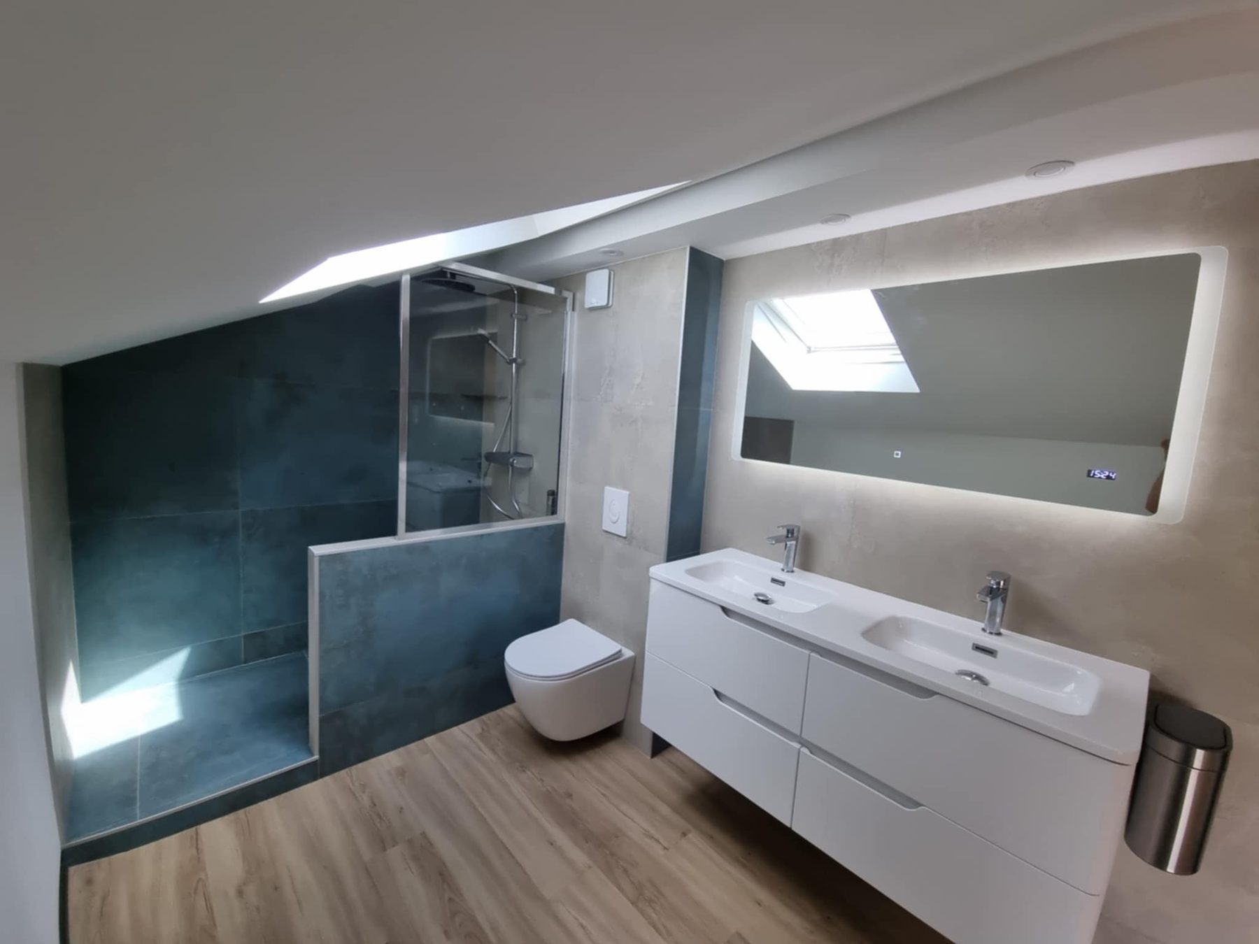 Salle de bains sous les combles, douche bleu canard et double vasque
